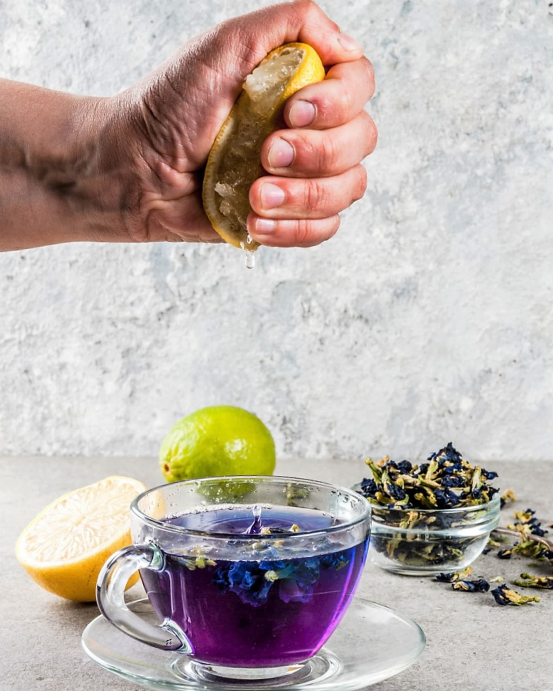 Ak do modrého čaju pridáte niekoľko kvapiek citrónu, farba sa zmení na fialovú.